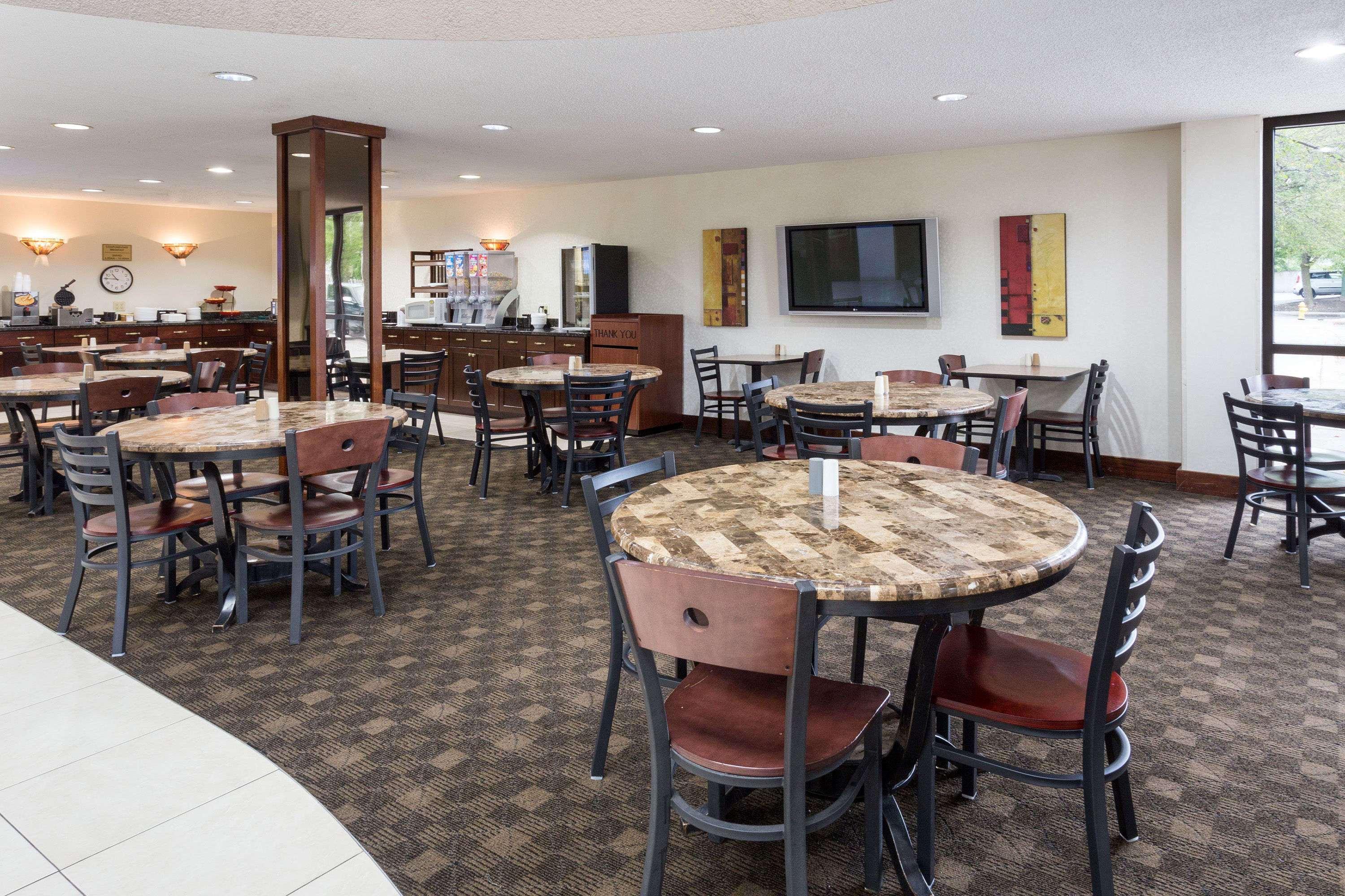 Ramada By Wyndham Bettendorf Exterior foto